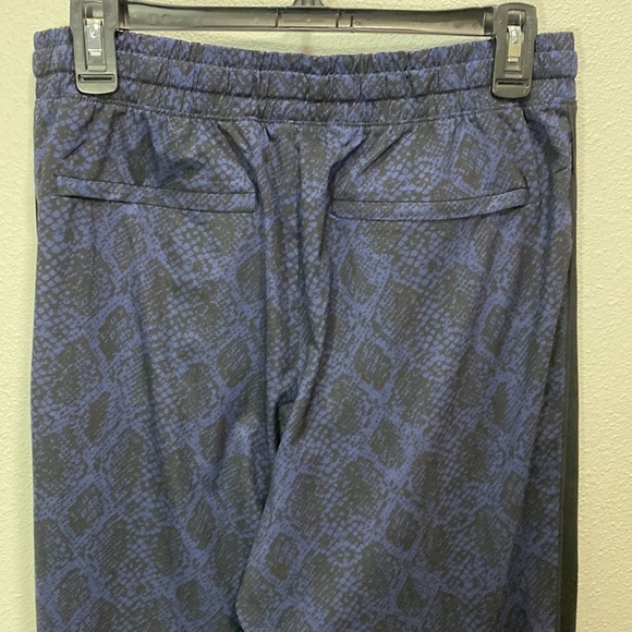 Athleta Brooklyn jogger snakeskin print blue black - Picture 5 of 9